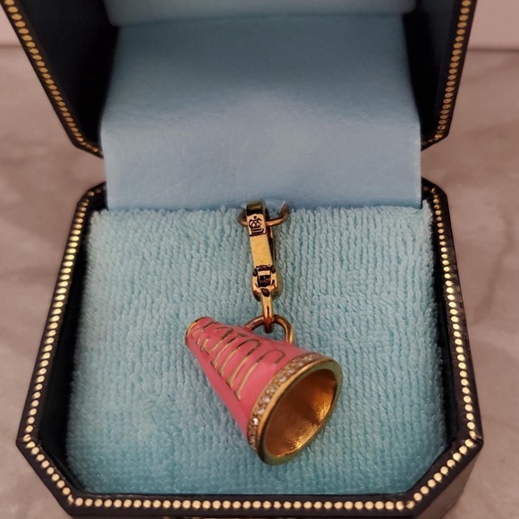 Comes with box/ in good condition. Is gold and it’s really hard to come by - Picture 4 of 4